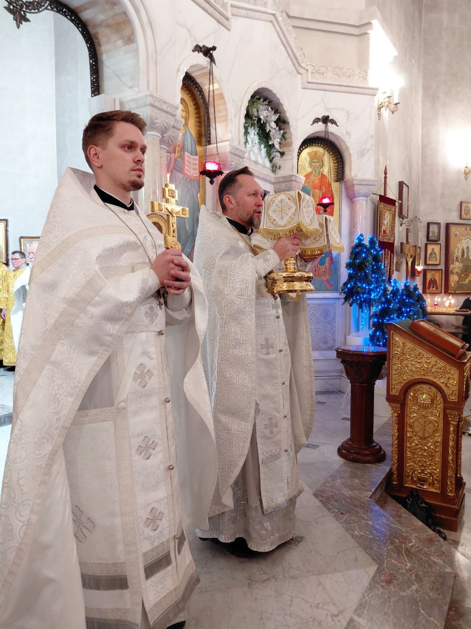 С Рождеством Христовым!. В эту рождественскую ночь Свято-Владимирский храм Мариуполя наполнился особым светом Тёплое мерцание свечей, тихая молитва и чувство единства: Рождество приходит туда, где есть вера, надежда и любовь С Рождеством Христовым!. В эту рождественскую ночь Свято-Владимирский храм Мариуполя наполнился особым светом Тёплое мерцание свечей, тихая молитва и чувство единства: Рождество приходит туда, где есть вера, надежда и любовь