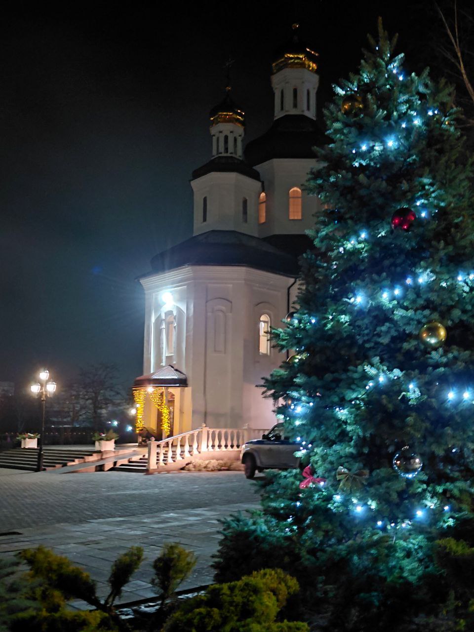 С Рождеством Христовым!. В эту рождественскую ночь Свято-Владимирский храм Мариуполя наполнился особым светом Тёплое мерцание свечей, тихая молитва и чувство единства: Рождество приходит туда, где есть вера, надежда и любовь