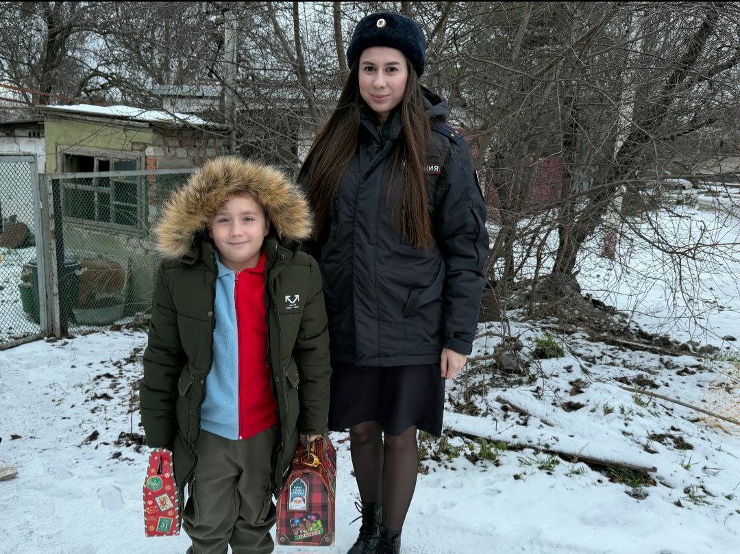 В Мариуполе полицейские навестили детей погибших коллег В Мариуполе полицейские навестили детей погибших коллег