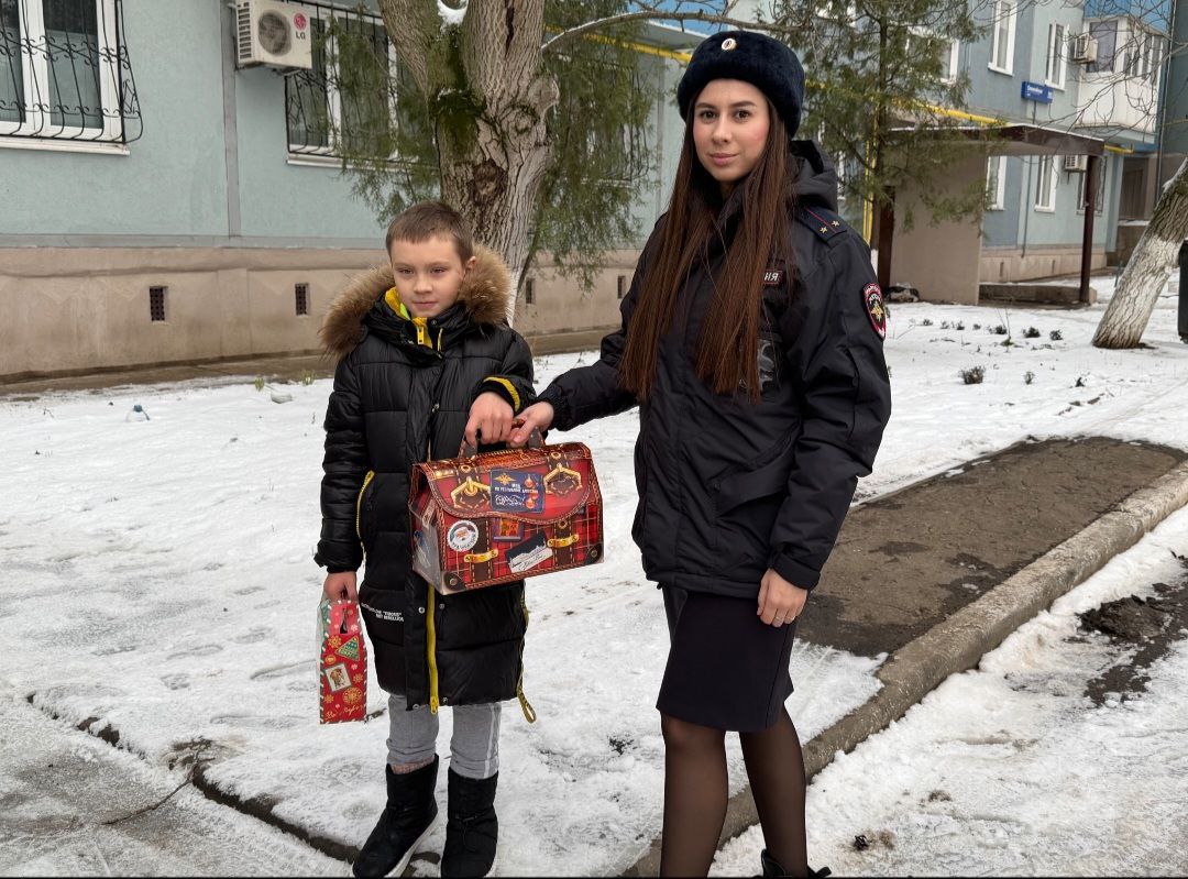 В Мариуполе полицейские навестили детей погибших коллег В Мариуполе полицейские навестили детей погибших коллег