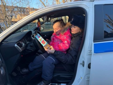 В Мариуполе полицейские навестили детей погибших коллег