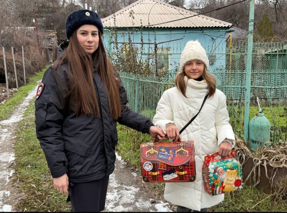 В Донецкой Народной Республике полицейские навестили детей погибших коллег В Донецкой Народной Республике полицейские навестили детей погибших коллег