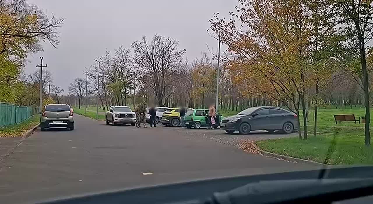 Юрий Котенок: Кадры из Мариуполя — там сотрудники ФСБ задержали 17-летнего местного жителя, собиравшего для украинской военной разведки данные о расположении воинских частей ВС РФ