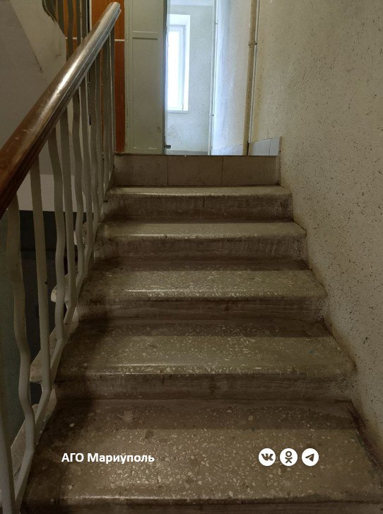 Мариупольские коммунальщики продолжают приводить в порядок придомовые территории Мариупольские коммунальщики продолжают приводить в порядок придомовые территории