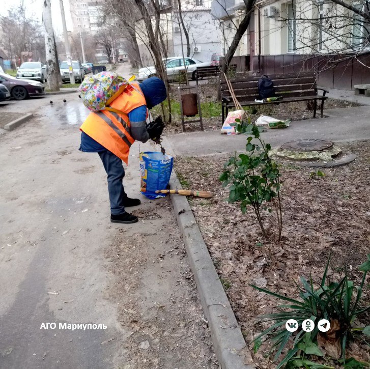Мариупольские коммунальщики продолжают приводить в порядок придомовые территории Мариупольские коммунальщики продолжают приводить в порядок придомовые территории