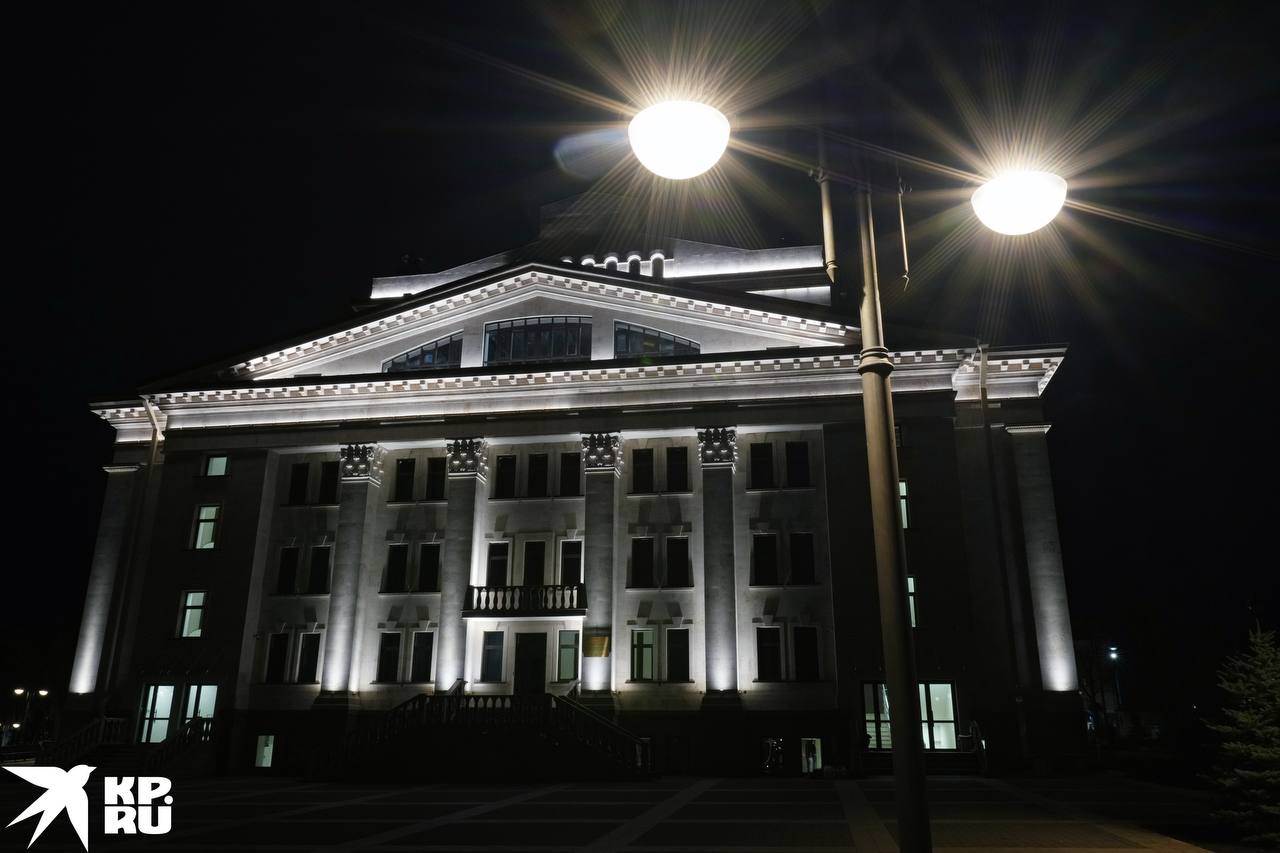 Огни ночного драмтеатра Мариуполя