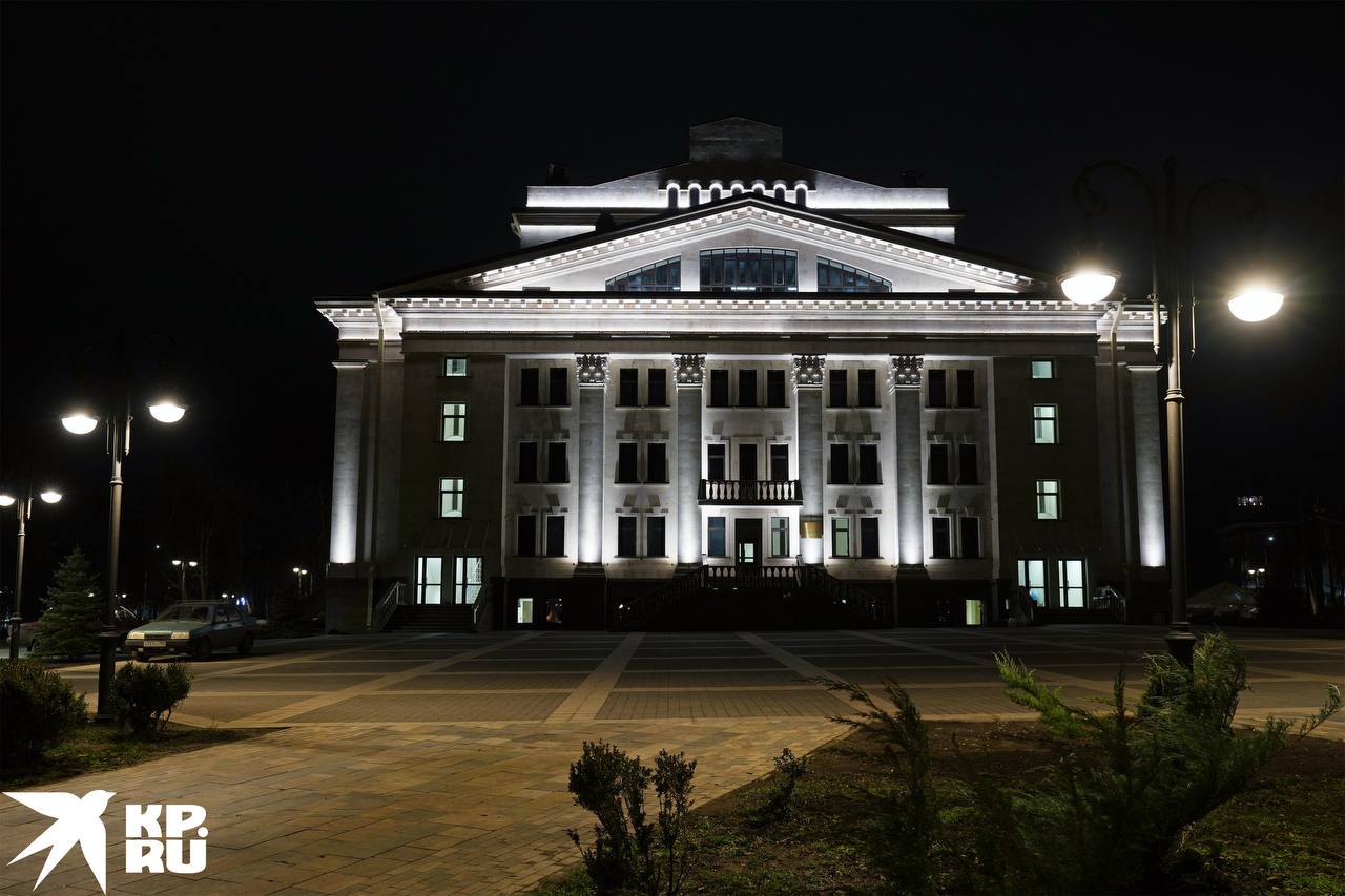 Огни ночного драмтеатра Мариуполя Огни ночного драмтеатра Мариуполя
