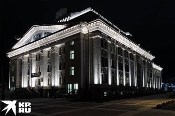 Драмтеатр Мариуполя в ночном освещении