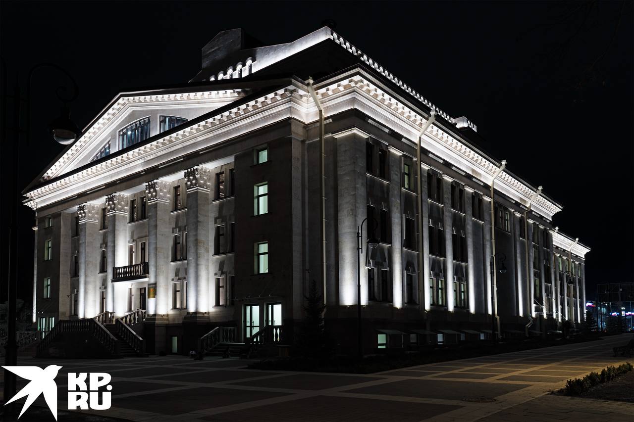 Огни ночного драмтеатра Мариуполя Огни ночного драмтеатра Мариуполя