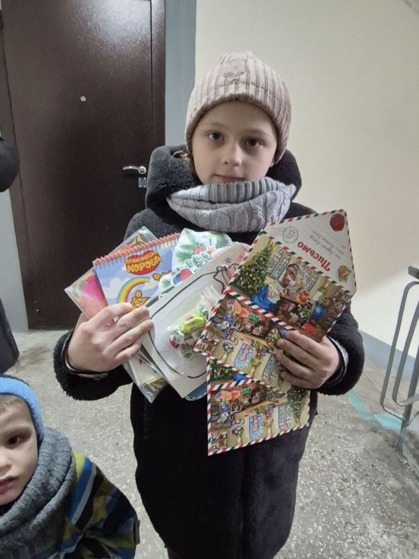 Валерия Петрусевич: Еще немного кадров с момента вручения сладких подарков деткам из Мариуполя Валерия Петрусевич: Еще немного кадров с момента вручения сладких подарков деткам из Мариуполя