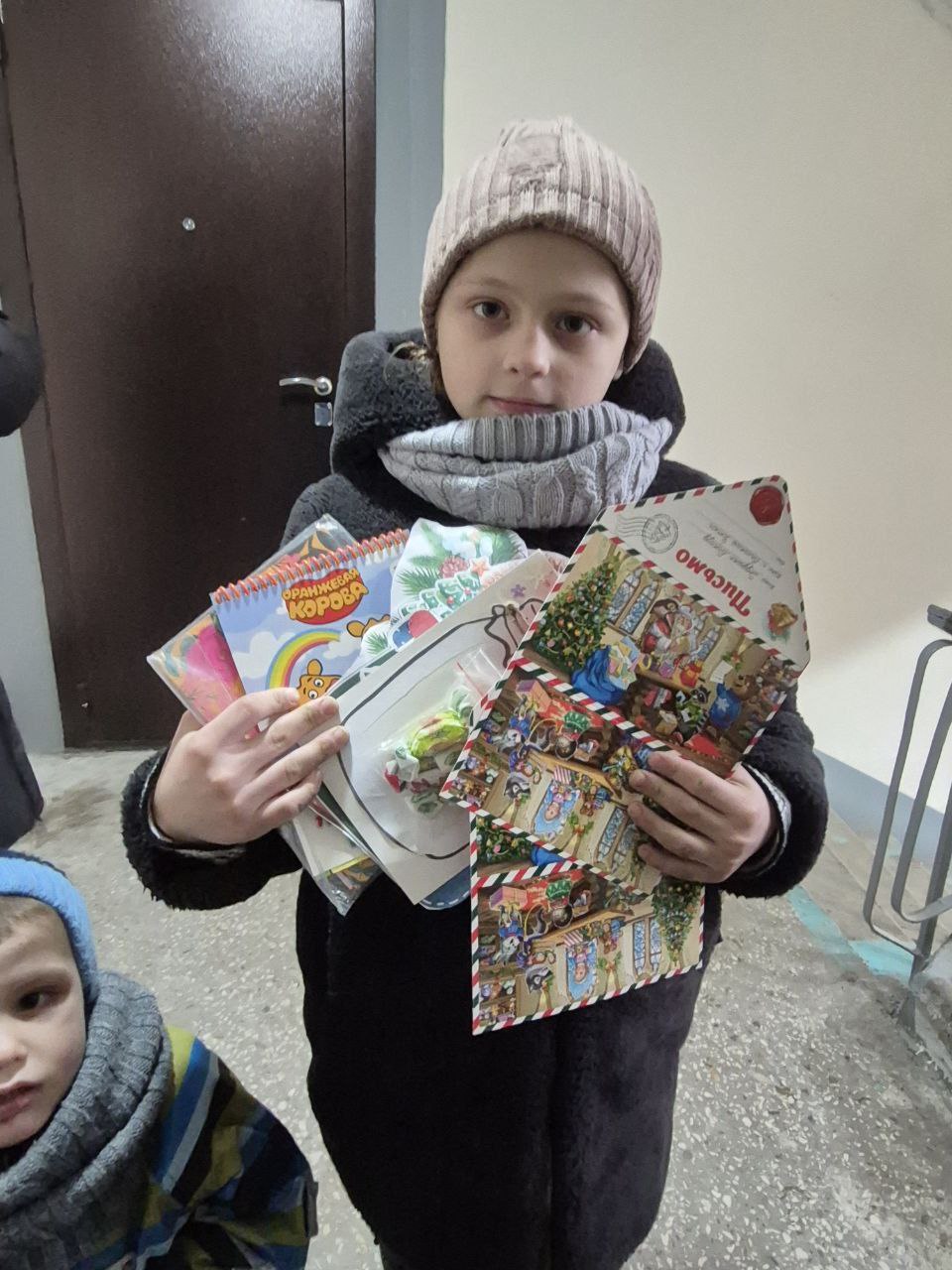 Валерия Петрусевич: Еще немного кадров с момента вручения сладких подарков деткам из Мариуполя Валерия Петрусевич: Еще немного кадров с момента вручения сладких подарков деткам из Мариуполя