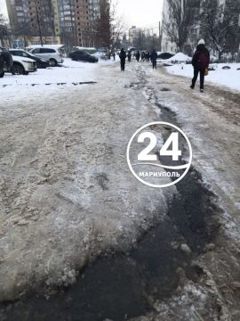 ПИШУТ ЧИТАТЕЛИ. Неравнодушные жители города жалуются на аварийную ситуацию (течь воды) в районе школы №65: Около 65 школы порыв уже несколько дней