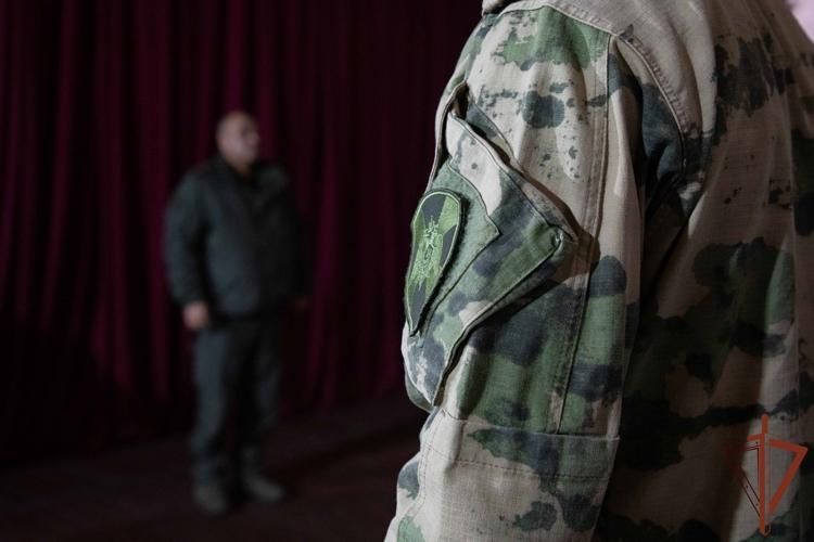 В ДНР командующий группировкой войск национальной гвардии вручил награды отличившимся сотрудникам В ДНР командующий группировкой войск национальной гвардии вручил награды отличившимся сотрудникам