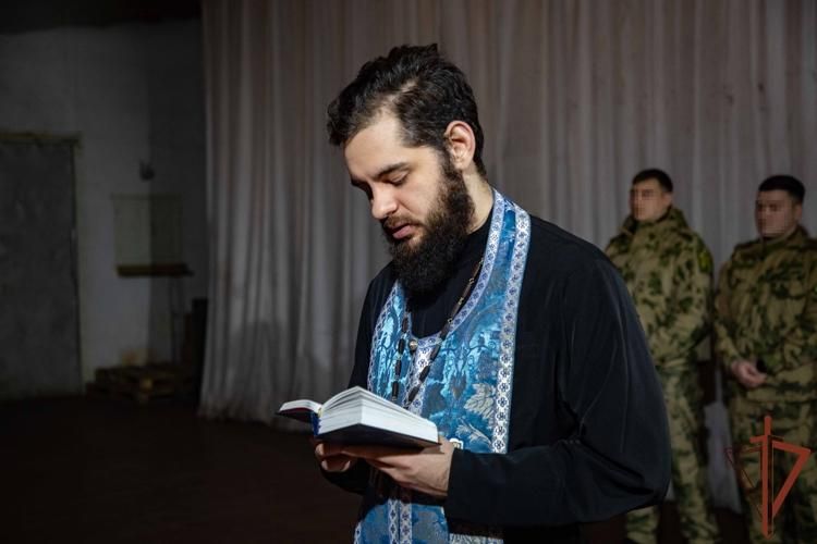 В ДНР командующий группировкой войск национальной гвардии вручил награды отличившимся сотрудникам В ДНР командующий группировкой войск национальной гвардии вручил награды отличившимся сотрудникам