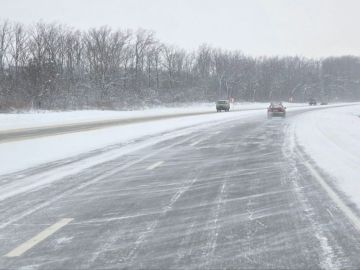 В связи с погодными условиями на дорогах республики в усиленном режиме работает спецтехника
