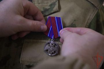 В ДНР командующий группировкой войск национальной гвардии вручил награды отличившимся сотрудникам