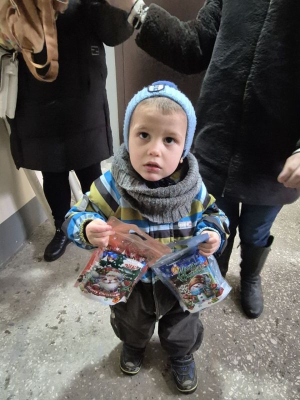 Валерия Петрусевич: Еще немного кадров с момента вручения сладких подарков деткам из Мариуполя Валерия Петрусевич: Еще немного кадров с момента вручения сладких подарков деткам из Мариуполя