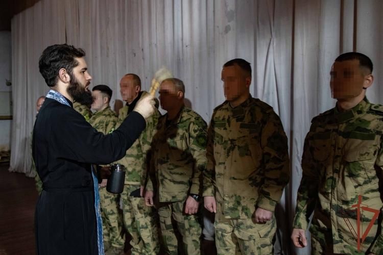 В ДНР командующий группировкой войск национальной гвардии вручил награды отличившимся сотрудникам В ДНР командующий группировкой войск национальной гвардии вручил награды отличившимся сотрудникам