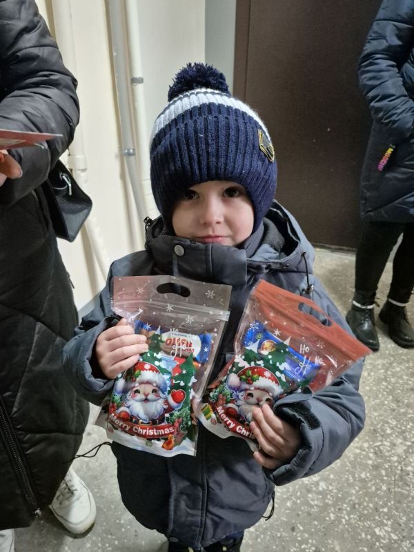 Валерия Петрусевич: Еще немного кадров с момента вручения сладких подарков деткам из Мариуполя Валерия Петрусевич: Еще немного кадров с момента вручения сладких подарков деткам из Мариуполя