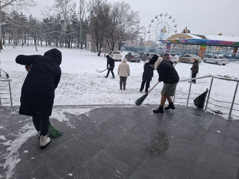 Для удобства посетителей Управы Ильичевского внутригородского района была осуществлена уборка территорий прилегающих к зданию Управы Для удобства посетителей Управы Ильичевского внутригородского района была осуществлена уборка территорий прилегающих к зданию Управы