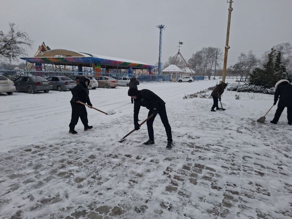 Для удобства посетителей Управы Ильичевского внутригородского района была осуществлена уборка территорий прилегающих к зданию Управы Для удобства посетителей Управы Ильичевского внутригородского района была осуществлена уборка территорий прилегающих к зданию Управы