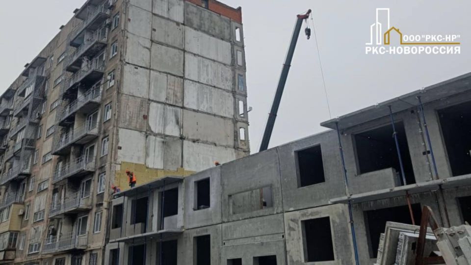 В процессе восстановления многоквартирный дом на улице Азовстальской в городе Мариуполь В процессе восстановления многоквартирный дом на улице Азовстальской в городе Мариуполь