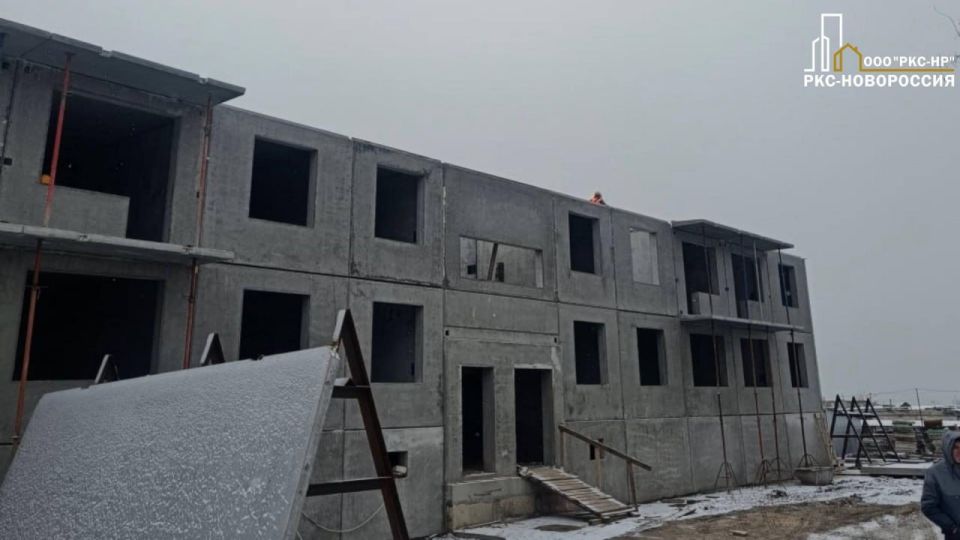 В процессе восстановления многоквартирный дом на улице Азовстальской в городе Мариуполь В процессе восстановления многоквартирный дом на улице Азовстальской в городе Мариуполь