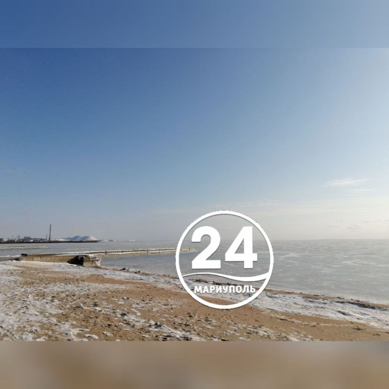 На берегу обледеневшего Азовского моря в Мариуполе образовались торосы На берегу обледеневшего Азовского моря в Мариуполе образовались торосы