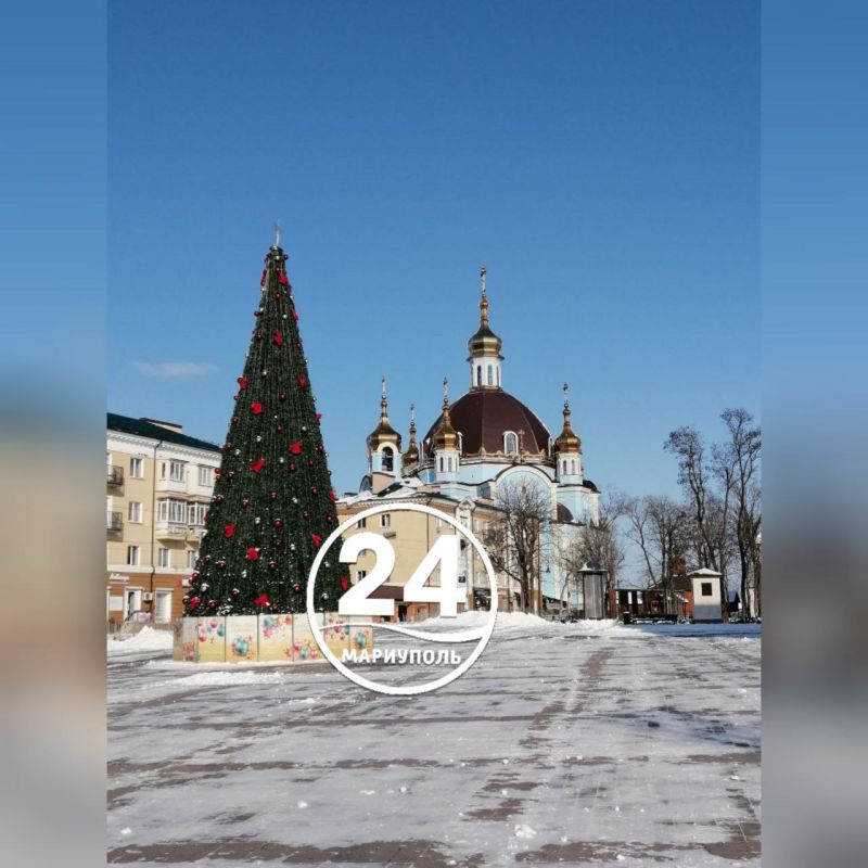 Накануне Крещения звучат колокола в Свято-Покровском соборе, расположенном в центре Мариуполя Накануне Крещения звучат колокола в Свято-Покровском соборе, расположенном в центре Мариуполя