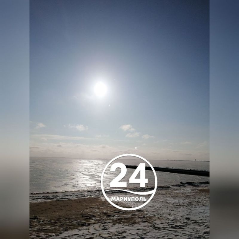 На берегу обледеневшего Азовского моря в Мариуполе образовались торосы На берегу обледеневшего Азовского моря в Мариуполе образовались торосы