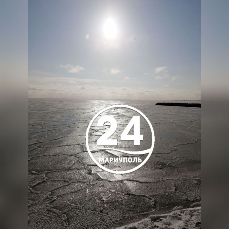 На берегу обледеневшего Азовского моря в Мариуполе образовались торосы На берегу обледеневшего Азовского моря в Мариуполе образовались торосы