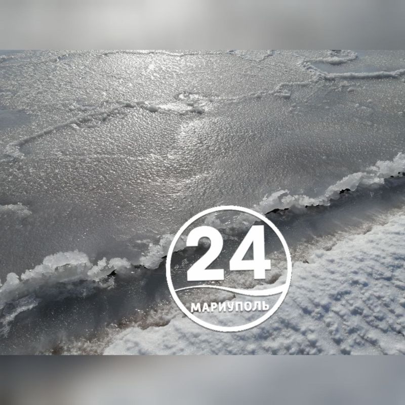 На берегу обледеневшего Азовского моря в Мариуполе образовались торосы На берегу обледеневшего Азовского моря в Мариуполе образовались торосы