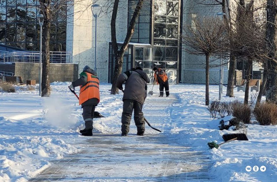 Во всех районах Мариуполя коммунальщики очистили от снега пешеходные зоны