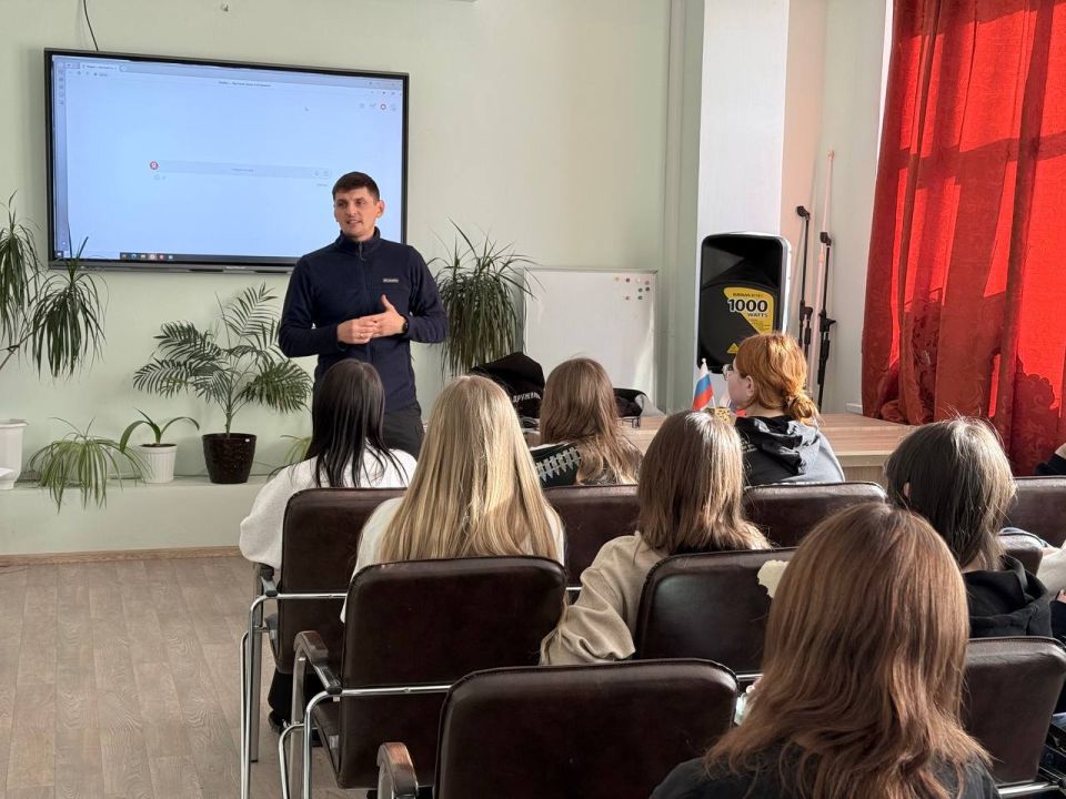 В стенах Мангушской школы №1 прошла познавательная и крайне актуальная лекция, которую провел заведующий сектором молодежной политики Руслан Пономаренко