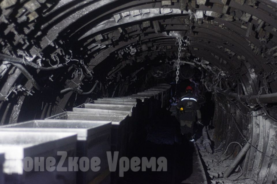 Шахтеру, учителю, медсестре, военному, священнику: частицу угля из новой лавы вручили почетным гостям Шахтеру, учителю, медсестре, военному, священнику: частицу угля из новой лавы вручили почетным гостям