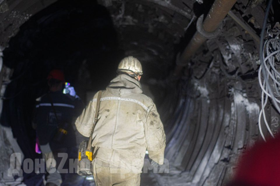 Шахтеру, учителю, медсестре, военному, священнику: частицу угля из новой лавы вручили почетным гостям Шахтеру, учителю, медсестре, военному, священнику: частицу угля из новой лавы вручили почетным гостям