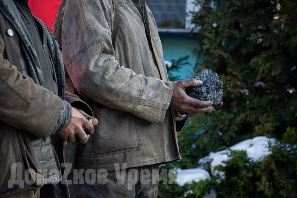 Шахтеру, учителю, медсестре, военному, священнику: частицу угля из новой лавы вручили почетным гостям Шахтеру, учителю, медсестре, военному, священнику: частицу угля из новой лавы вручили почетным гостям