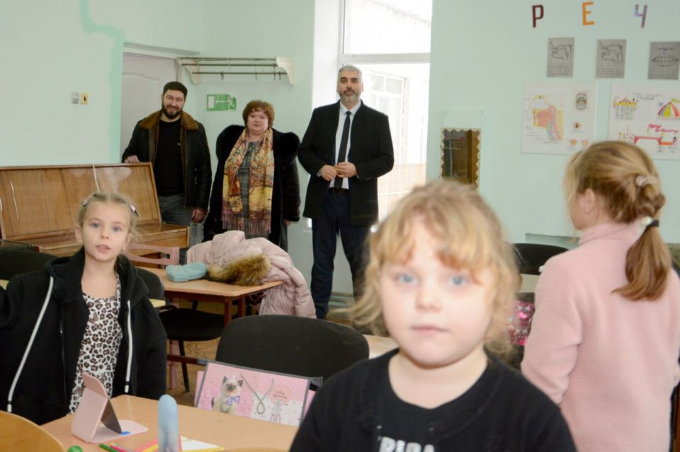 Алексей Дорофеев: Вместе с главой Новоазовского округа Василием Овчаровым приехали к коллективу местного учреждения допобразования Алексей Дорофеев: Вместе с главой Новоазовского округа Василием Овчаровым приехали к коллективу местного учреждения допобразования