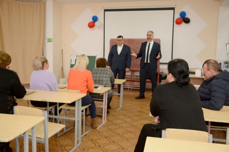 Алексей Дорофеев: Вместе с главой Новоазовского округа Василием Овчаровым приехали к коллективу местного учреждения допобразования Алексей Дорофеев: Вместе с главой Новоазовского округа Василием Овчаровым приехали к коллективу местного учреждения допобразования