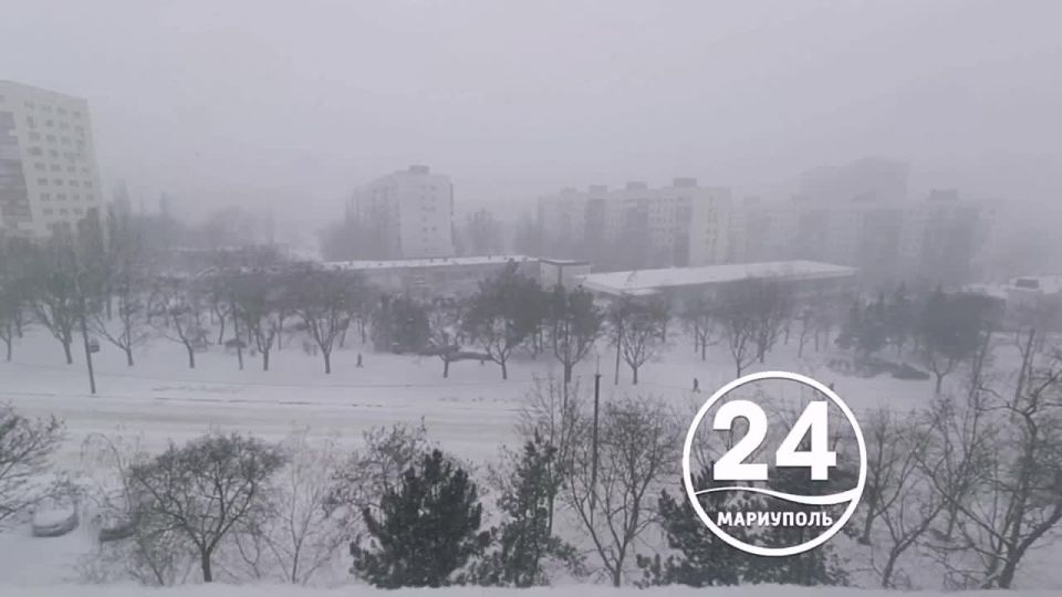 И снова зима сегодня укутывает город в пушистое снежное покрывало