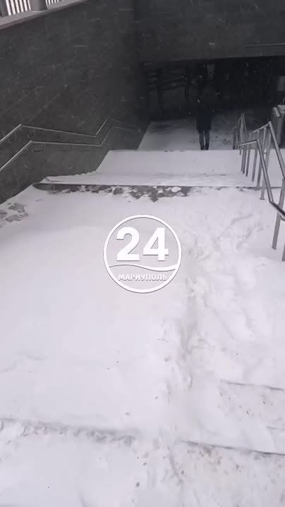 Зима заметает город обильным снегопадом