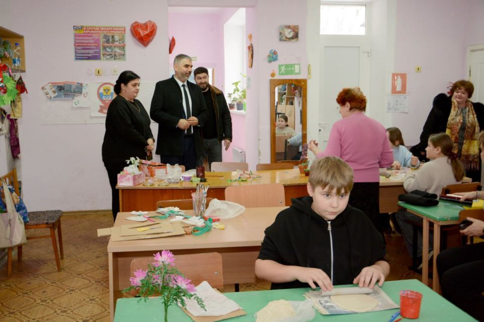 Алексей Дорофеев: Вместе с главой Новоазовского округа Василием Овчаровым приехали к коллективу местного учреждения допобразования Алексей Дорофеев: Вместе с главой Новоазовского округа Василием Овчаровым приехали к коллективу местного учреждения допобразования