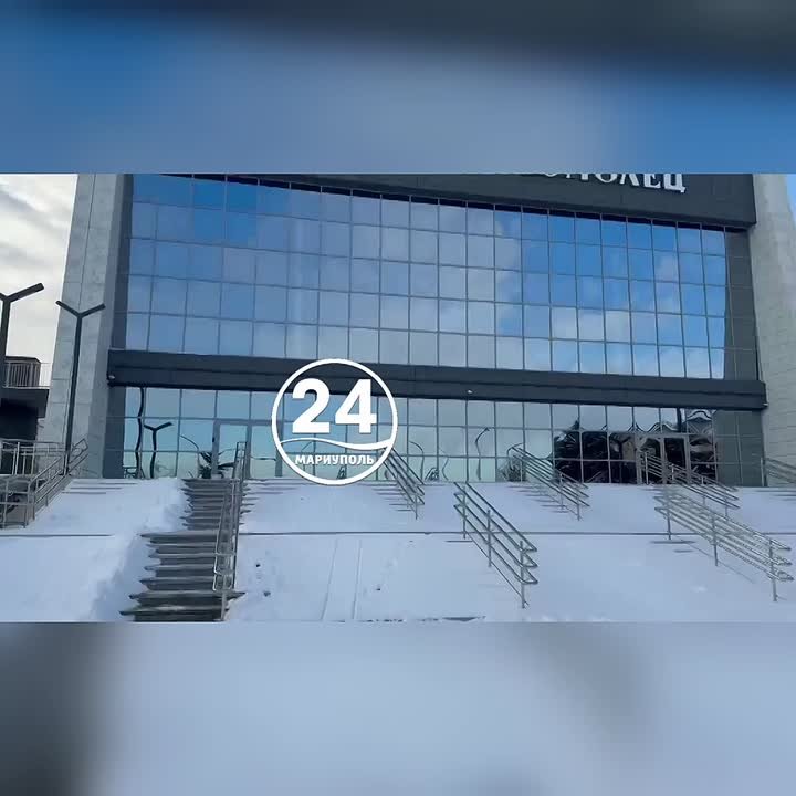 Возле кинотеатра "Комсомолец" в Мариуполе - будка для бродячих собак