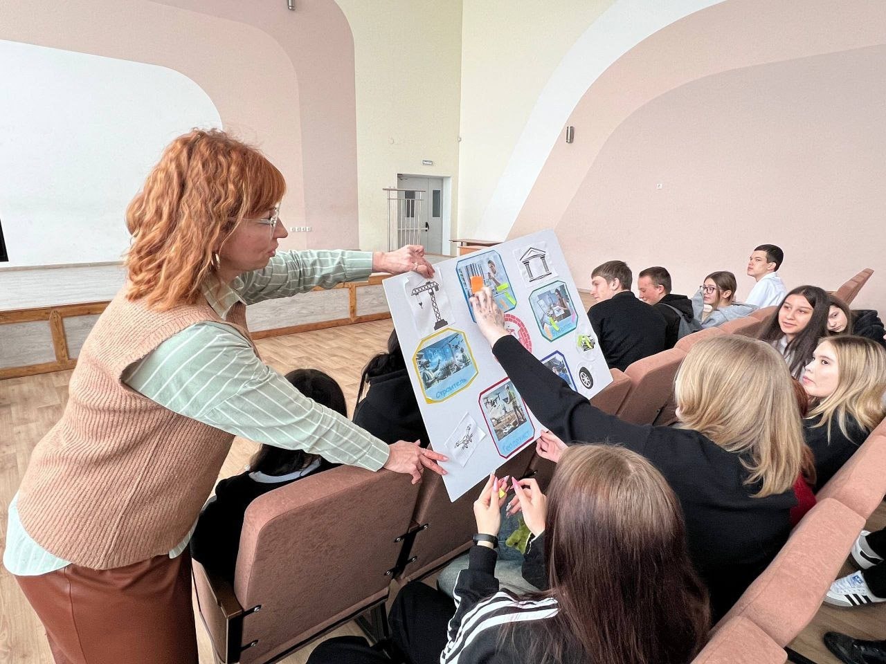 Аналитический марафон «Карьерный трек»: помогаем школьникам Мариуполя выбрать будущую профессию Аналитический марафон «Карьерный трек»: помогаем школьникам Мариуполя выбрать будущую профессию