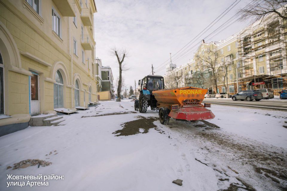 Антон Кольцов: Для обеспечения безопасности и удобства пешеходов к расчистке тротуаров от снега привлекли 9 единиц специализированной техники Антон Кольцов: Для обеспечения безопасности и удобства пешеходов к расчистке тротуаров от снега привлекли 9 единиц специализированной техники