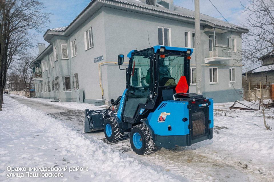 Антон Кольцов: Для обеспечения безопасности и удобства пешеходов к расчистке тротуаров от снега привлекли 9 единиц специализированной техники Антон Кольцов: Для обеспечения безопасности и удобства пешеходов к расчистке тротуаров от снега привлекли 9 единиц специализированной техники