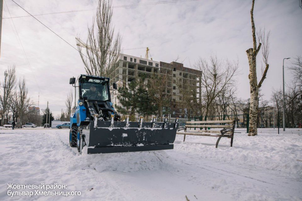 Антон Кольцов: Для обеспечения безопасности и удобства пешеходов к расчистке тротуаров от снега привлекли 9 единиц специализированной техники Антон Кольцов: Для обеспечения безопасности и удобства пешеходов к расчистке тротуаров от снега привлекли 9 единиц специализированной техники