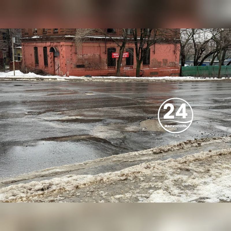 ПИШУТ ЧИТАТЕЛИ. Наши подписчики сообщают о яме внушительных размеров в центре Мариуполя, на проспекте Металлургов, недалеко от остановки пассажирского транспорта возле здания ТЦ "Браво", что делает поездки небезопасными:...