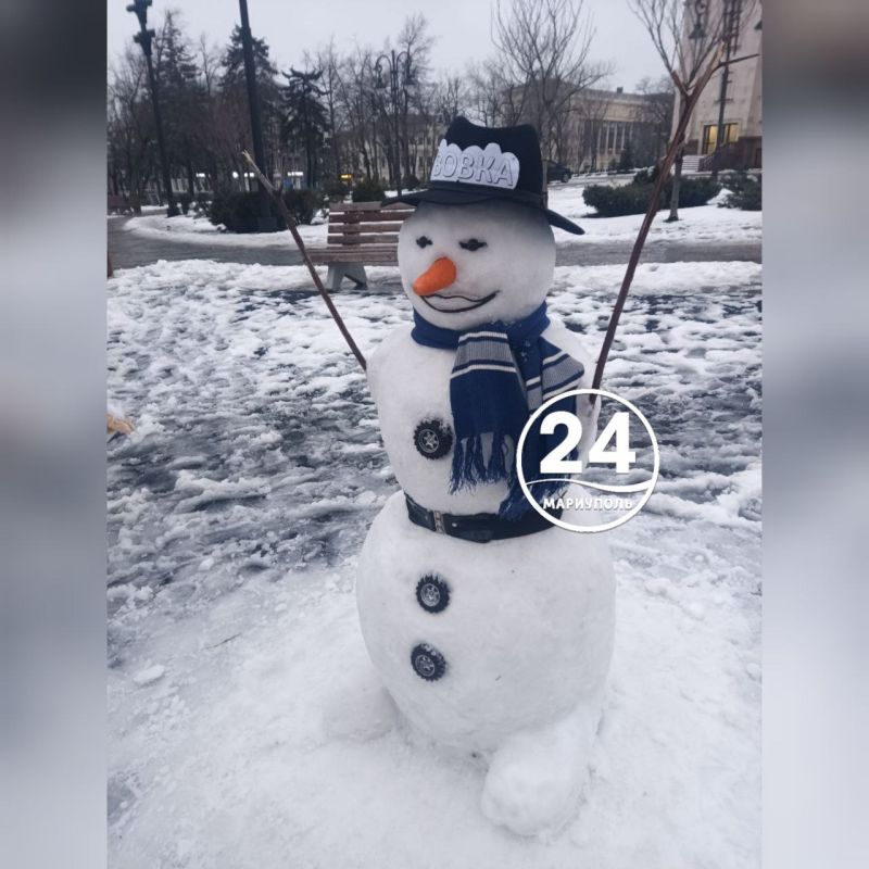 Модный снеговик Вовка появился возле здания драмтеатра в Мариуполе