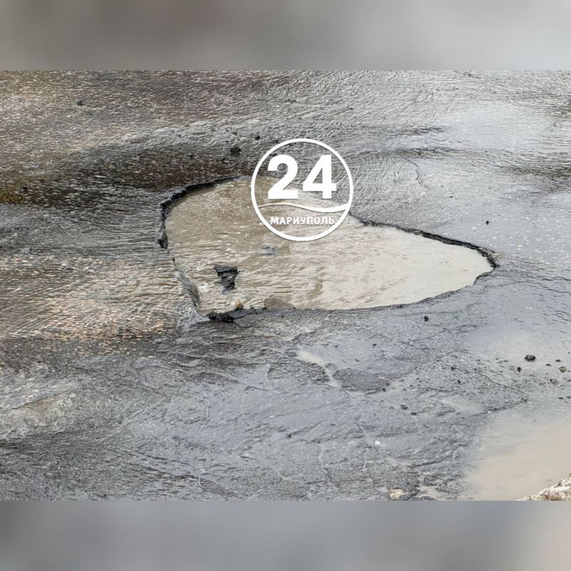 ПИШУТ ЧИТАТЕЛИ. Наши подписчики сообщают о яме внушительных размеров в центре Мариуполя, на проспекте Металлургов, недалеко от остановки пассажирского транспорта возле здания ТЦ "Браво", что делает поездки небезопасными:... ПИШУТ ЧИТАТЕЛИ. Наши подписчики сообщают о яме внушительных размеров в центре Мариуполя, на проспекте Металлургов, недалеко от остановки пассажирского транспорта возле здания ТЦ "Браво", что делает поездки небезопасными:...